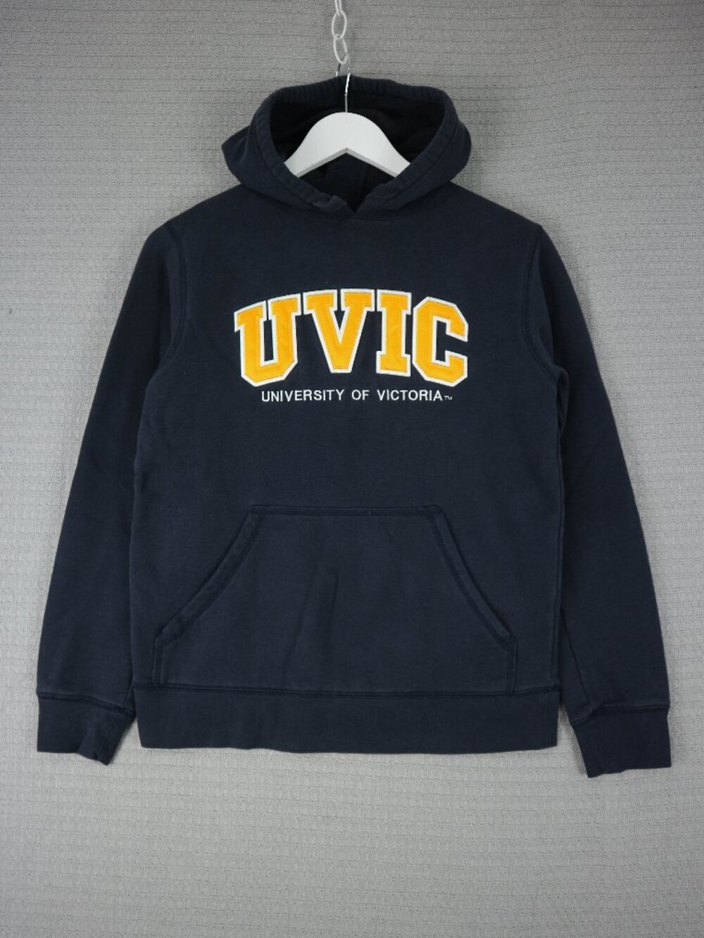 Uvic University of Victoria Pullover Cotton Sweater Mens Small Vintage Y2K